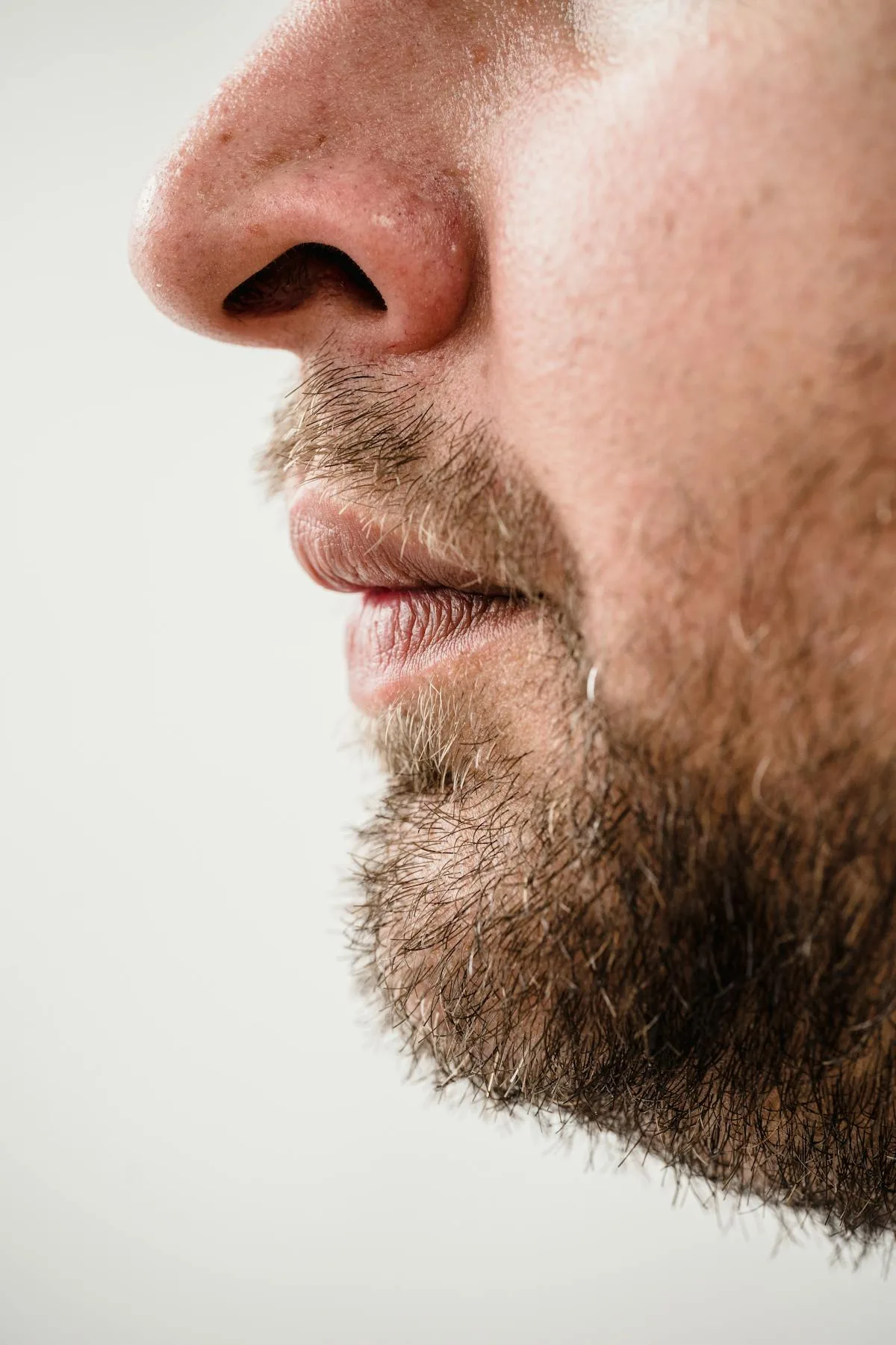 Peau masculine nette et hydratée, gros plan profil d'un homme barbu